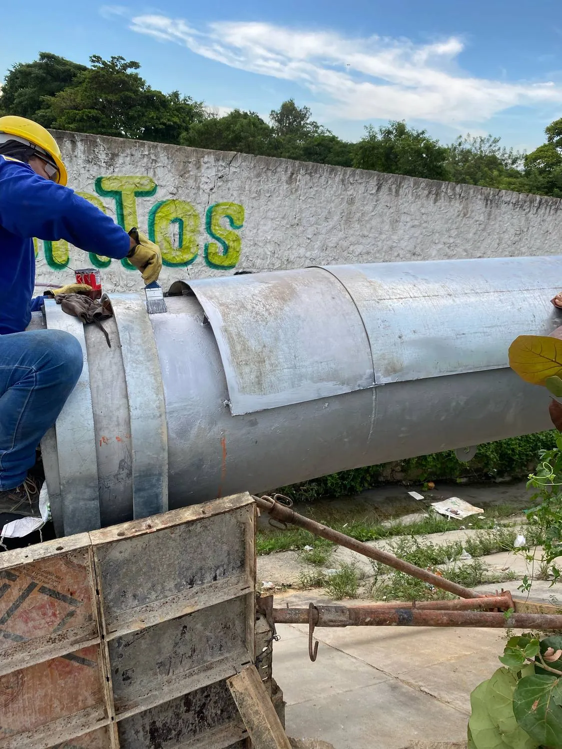 Técnicos trabajando en tanque metálico de gran formato